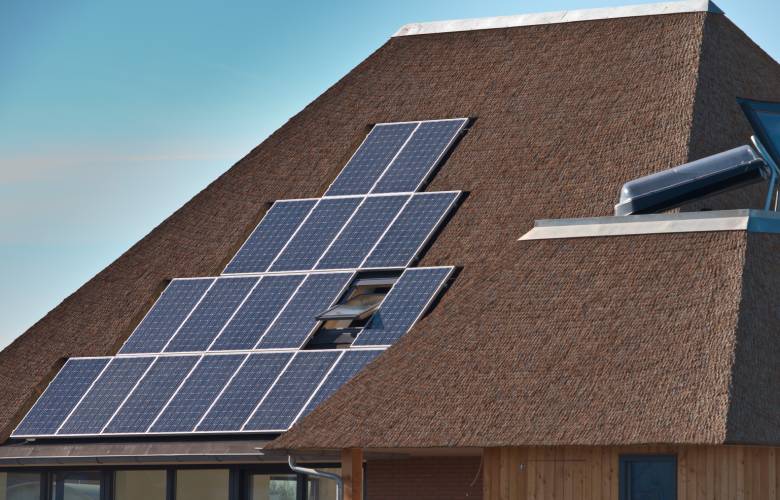 zonnepanelen plaatsen op een rieten dak